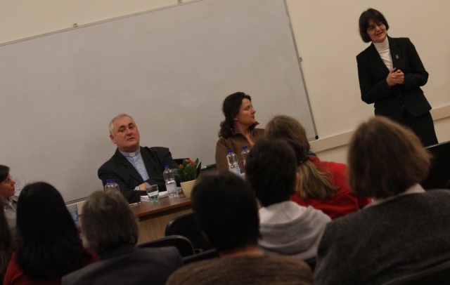 Kerekasztal beszélgetés, 2014. február 11-én, a Párbeszéd Ház Arrupe termében